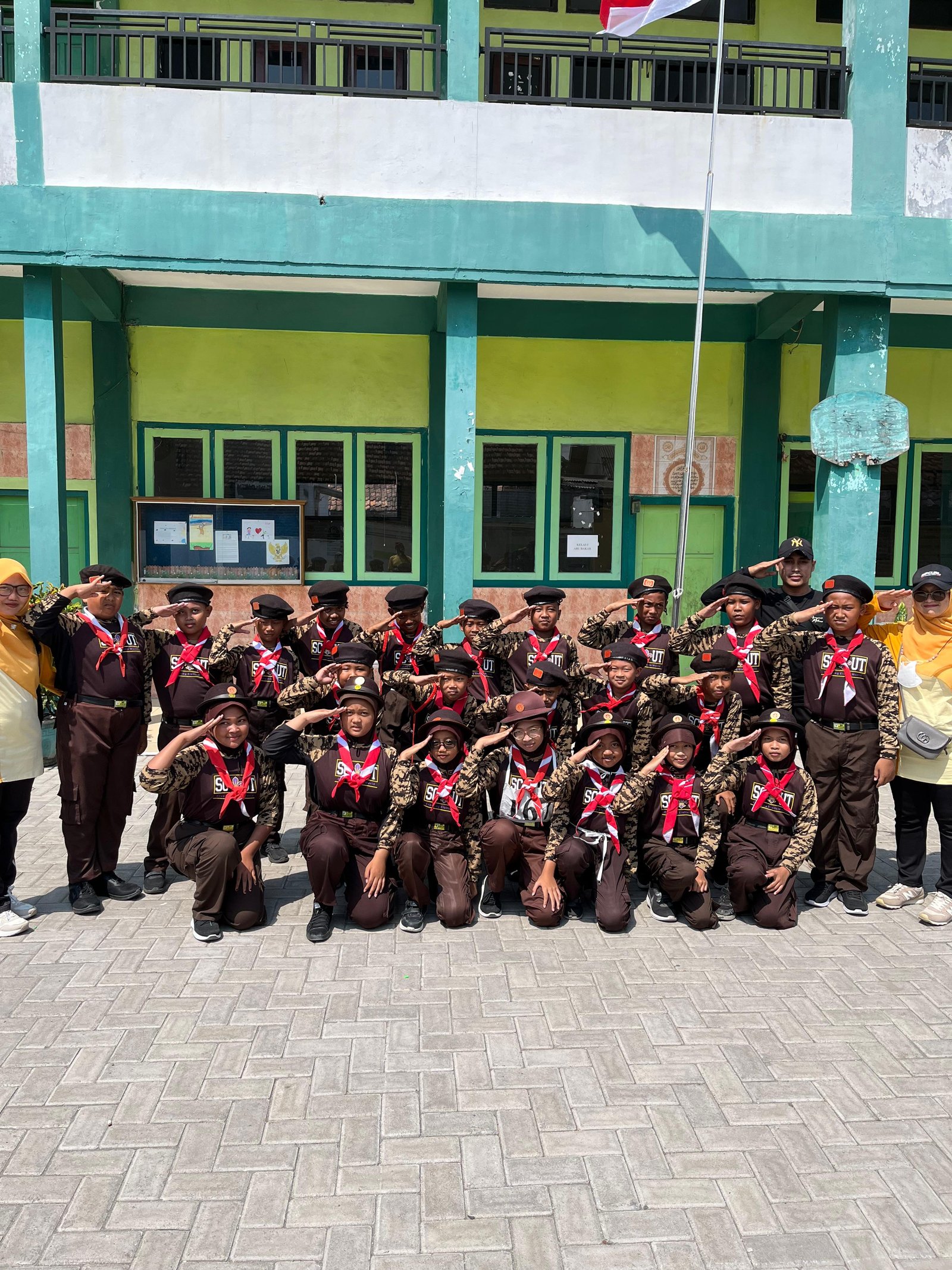 Tunjukkan Kedisiplinan Tinggi, Tim Gerak Jalan MI Miftahul Ulum Popoh Raih Juara 3 Se-Kecamatan